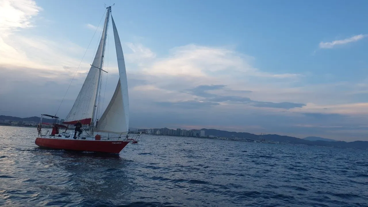 Velero navegando como metáfora de rumbo y acompañamiento